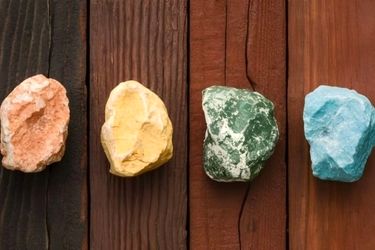 یک سنگ رنگی را انتخاب کنید تا بفهمید که آیا ذاتاً آدم نوع دوستی هستید یا خیر؟