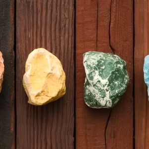 یک سنگ رنگی را انتخاب کنید تا بفهمید که آیا ذاتاً آدم نوع دوستی هستید یا خیر؟