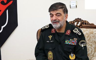 سردار رادان در حال سجده کردن به لباس سرلشکر سلامی/ عکس