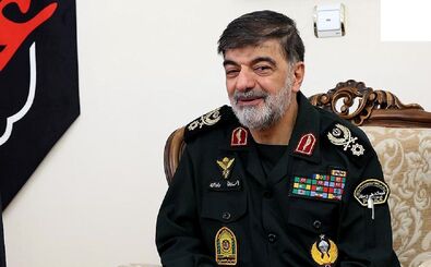 سردار رادان در حال سجده کردن به لباس سرلشکر سلامی/ عکس