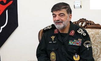 سردار رادان در حال سجده کردن به لباس سرلشکر سلامی/ عکس