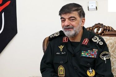 سردار رادان در حال سجده کردن به لباس سرلشکر سلامی/ عکس