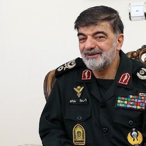 سردار رادان در حال سجده کردن به لباس سرلشکر سلامی/ عکس