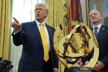 حرکت عجیب فیفا؛ جام کپی را به چلسی دادند، جام اصلی را به ترامپ!