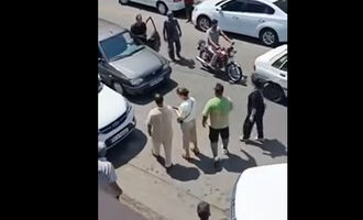 تصویری از دعوای یک مرد با دو زن در خیابان