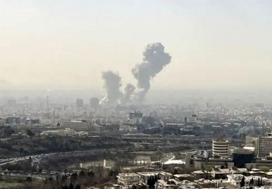 صدای 3 انفجار بسیار شدید در نقاط مرکزی‌ تهران/ دود غلیط از حوالی پاستور بلند شد/ صدای انفجار در منطقه پاستور حوالی نهاد ریاست جمهوری و بیت رهبری/ وزیر جنگ اسرائیل مدعی حمله پیش‌دستانه‌ علیه ایران شد/ ۲ انفجار جدید در تهران/ ویدئو