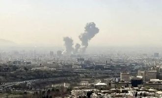 صدای 3 انفجار بسیار شدید در نقاط مرکزی‌ تهران/ دود غلیط از حوالی پاستور بلند شد/ صدای انفجار در منطقه پاستور حوالی نهاد ریاست جمهوری و بیت رهبری/ وزیر جنگ اسرائیل مدعی حمله پیش‌دستانه‌ علیه ایران شد/ ۲ انفجار جدید در تهران/ ویدئو