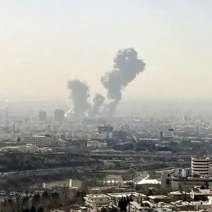 صدای 3 انفجار بسیار شدید در نقاط مرکزی‌ تهران/ دود غلیط از حوالی پاستور بلند شد/ صدای انفجار در منطقه پاستور حوالی نهاد ریاست جمهوری و بیت رهبری/ وزیر جنگ اسرائیل مدعی حمله پیش‌دستانه‌ علیه ایران شد/ ۲ انفجار جدید در تهران/ ویدئو