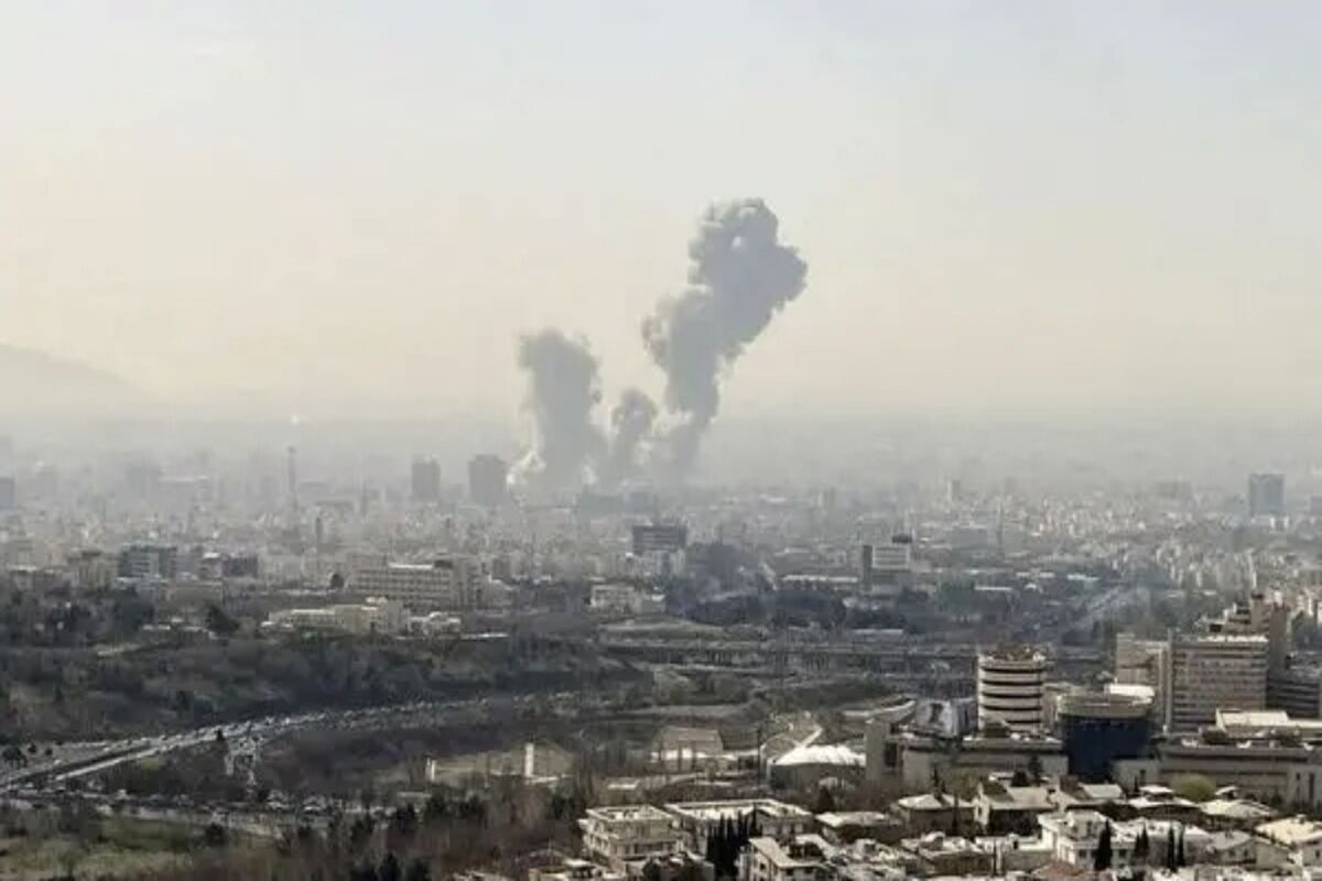 صدای 3 انفجار بسیار شدید در نقاط مرکزی‌ تهران/ دود غلیط از حوالی پاستور بلند شد/ صدای انفجار در منطقه پاستور حوالی نهاد ریاست جمهوری و بیت رهبری/ وزیر جنگ اسرائیل مدعی حمله پیش‌دستانه‌ علیه ایران شد/ ۲ انفجار جدید در تهران/ ویدئو