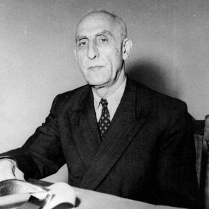  دکتر مصدق و همسرش در سال کودتا/ عکس