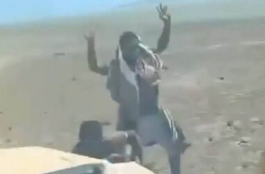 لحظات قتل وحشیانه اسیران انصارالله یمن +18/ ویدئو