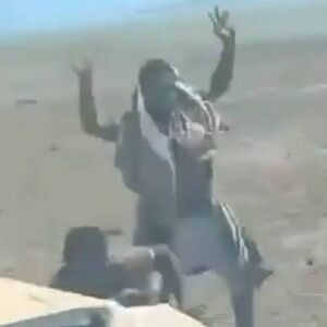 لحظات قتل وحشیانه اسیران انصارالله یمن +18/ ویدئو
