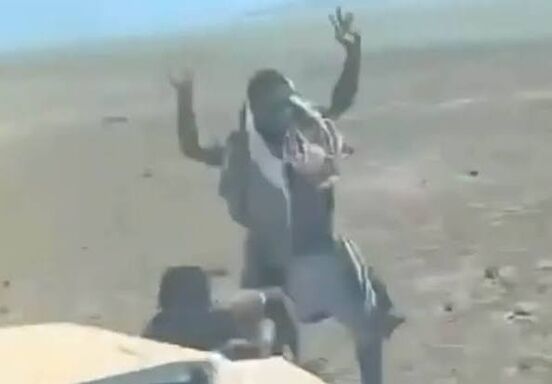 لحظات قتل وحشیانه اسیران انصارالله یمن +18/ ویدئو