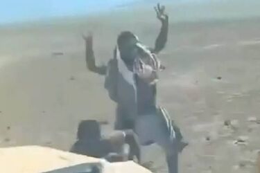 لحظات قتل وحشیانه اسیران انصارالله یمن +18/ ویدئو