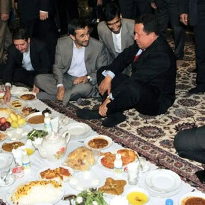 وقتی احمدی‌نژاد نتوانست چاوز را روی زمین بنشاند!