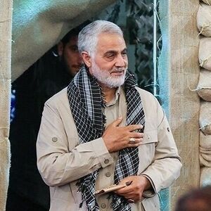 تصویری دیده نشده از اعطای مدال به شهید حاج‌قاسم سلیمانی توسط رهبر شهید انقلاب