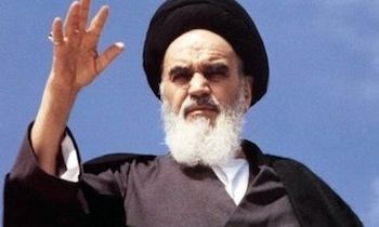 تصویری از امام با لباس شخصی در ترکیه بدون عمامه