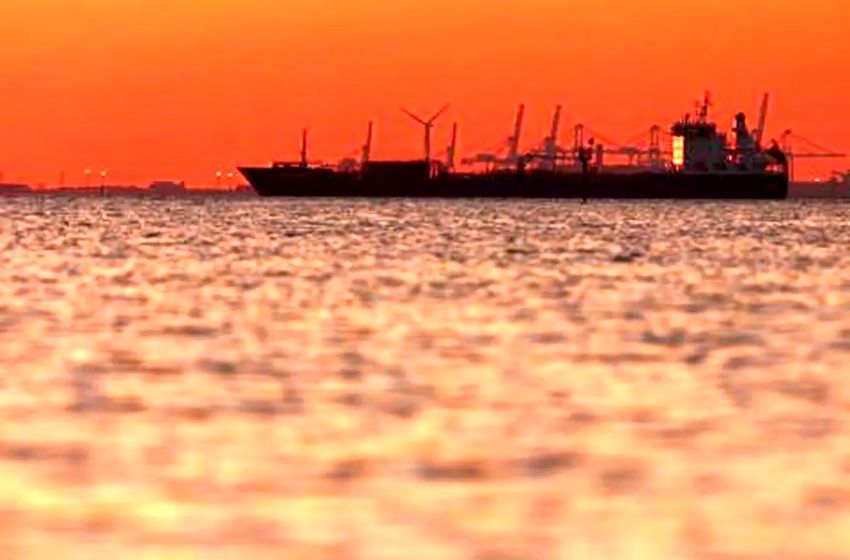 عبور سه کشتی با پرچم ایران از تنگه هرمز همزمان با خبر دستور محاصره آن از سوی ترامپ