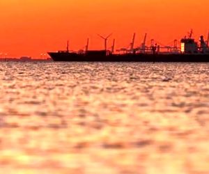 عبور سه کشتی با پرچم ایران از تنگه هرمز همزمان با خبر دستور محاصره آن از سوی ترامپ