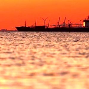 عبور سه کشتی با پرچم ایران از تنگه هرمز همزمان با خبر دستور محاصره آن از سوی ترامپ