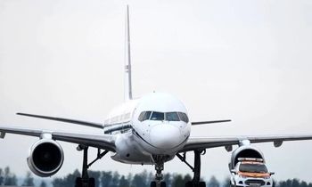 برخورد عجیب یک هواپیما با تیر چراغ برق/ ویدئو