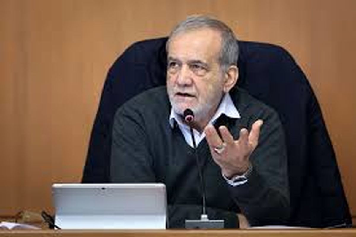 ژست جالب پزشکیان در نشست استانی امروز/ عکس