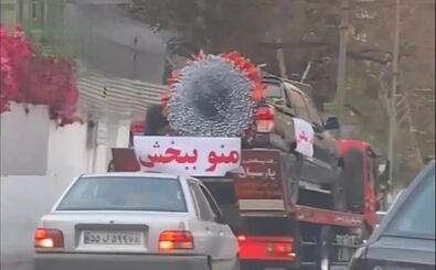 عذرخواهی لاکچری یک مرد از نامزدش در خیابان‌های تهران/ ویدئو