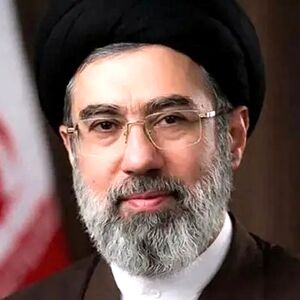 حمل تیربار روی دوش آیت الله مجتبی خامنه‌ای/ ویدئو