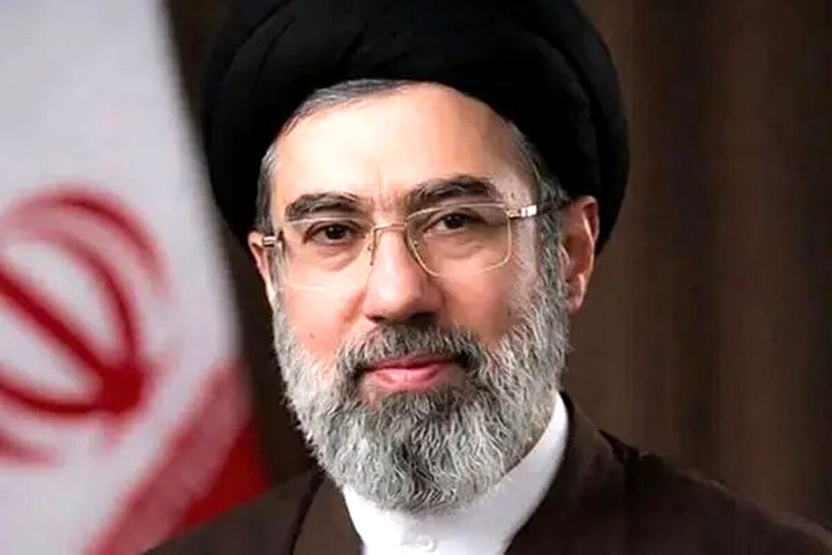 حمل تیربار روی دوش آیت الله مجتبی خامنه‌ای/ ویدئو