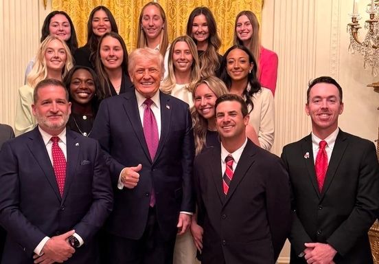 چگونه عکس ترامپ با تیم تنیس زنان سوژه‌ای علیه او شد