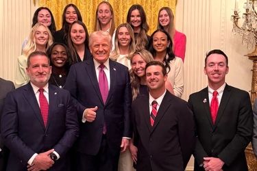 چگونه عکس ترامپ با تیم تنیس زنان سوژه‌ای علیه او شد