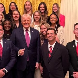 چگونه عکس ترامپ با تیم تنیس زنان سوژه‌ای علیه او شد