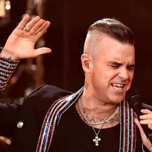 خواننده مشهور دارد نابینا می‌شود