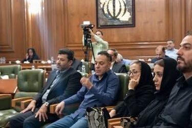 پوشش متفاوت همسر و دختر اکبر عبدی در جلسه شورای شهر/ ویدئو