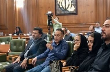 پوشش متفاوت همسر و دختر اکبر عبدی در جلسه شورای شهر/ ویدئو