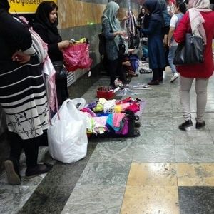 کپی‌ کارت‌های بانکی در متروی تهران توسط یک دستفروش