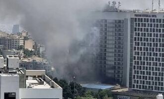 خبرنگار صداوسیما در محل حادثه هتل استقلال کتک خورد/ ویدئو