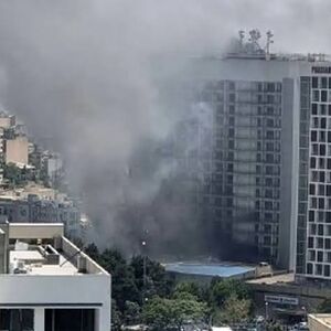 خبرنگار صداوسیما در محل حادثه هتل استقلال کتک خورد/ ویدئو