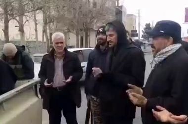 عقد یک زوج با تفنگ در دست، پای تیربار!/ ویدئو