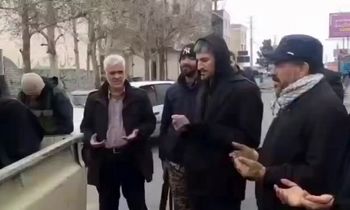 عقد یک زوج با تفنگ در دست، پای تیربار!/ ویدئو