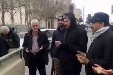 عقد یک زوج با تفنگ در دست، پای تیربار!/ ویدئو