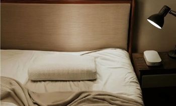 بالشت بادی که با حالت خواب تنظیم می‌شود