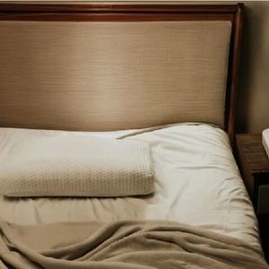 بالشت بادی که با حالت خواب تنظیم می‌شود