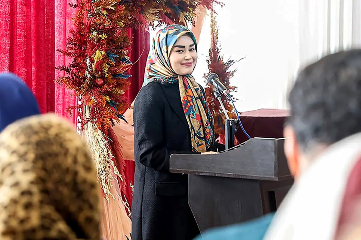 تصاویری جدید از همسر جوان عراقچی در یک بازارچه