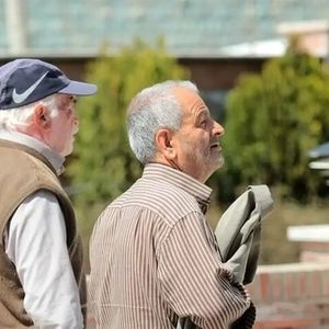 آیا حقوق بازنشستگان در آذرماه ۵ تا ۸ میلیون تومان اضافه می‌شود؟