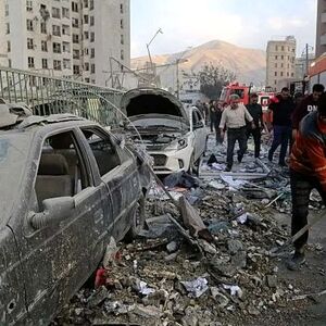 لحظه تلخ بیرون آوردن پیکر شهید ۲ ماهه در جنگ اخیر/ ویدئو