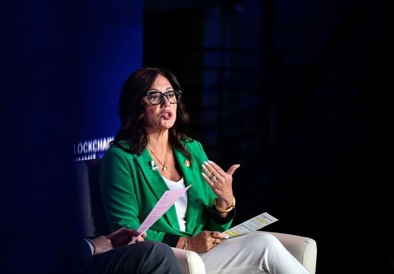 زن پرحاشیه نزدیک به ترامپ از او جدا شد