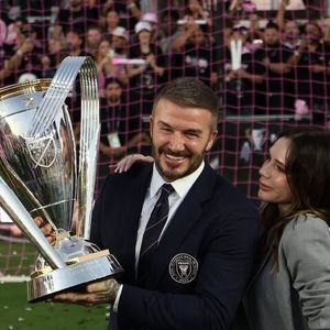 دیوید بکام و خانواده در پاریس/ ویکتوریا شوالیه شد!/ عکس