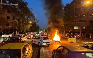 آتش زدن یک بسیجی توسط اغتشاشگران/ ویدئو