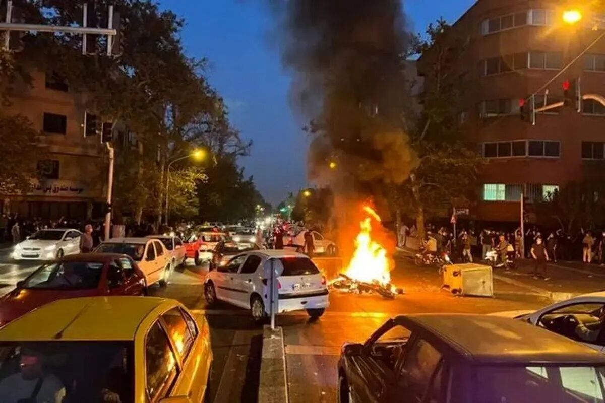 آتش زدن یک بسیجی توسط اغتشاشگران/ ویدئو